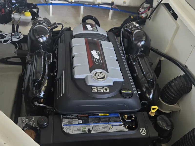 Slide: The Image of Sea Ray SDX 250 2026 - 6