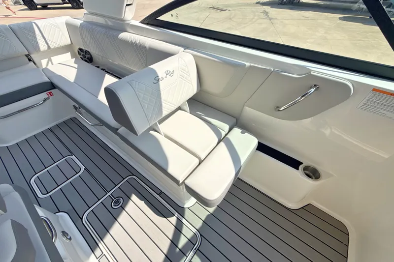 Slide: The Image of Sea Ray SDX 270 2026 - 14