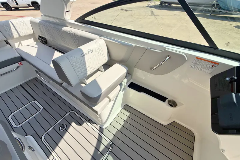 Slide: The Image of Sea Ray SDX 270 2026 - 15