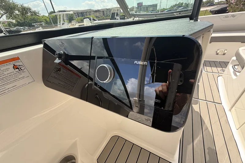 Slide: The Image of Sea Ray SDX 270 2026 - 22