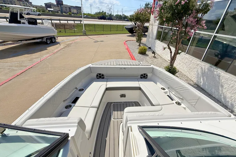 Slide: The Image of Sea Ray SDX 270 2026 - 24