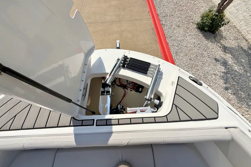 Slide: The Image of Sea Ray SDX 270 2026 - 26