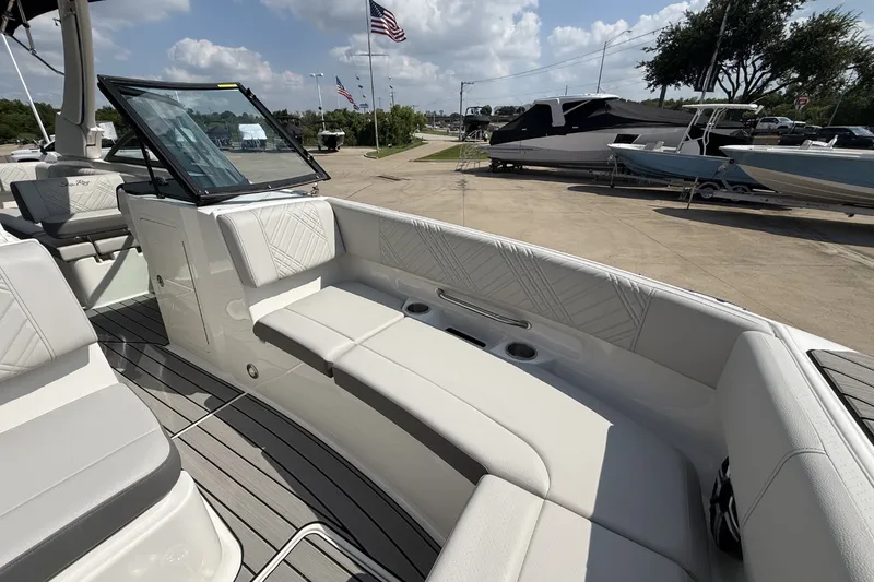 Slide: The Image of Sea Ray SDX 270 2026 - 28