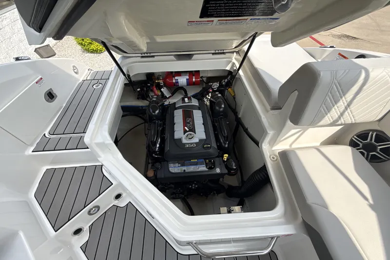 Slide: The Image of Sea Ray SDX 270 2026 - 29