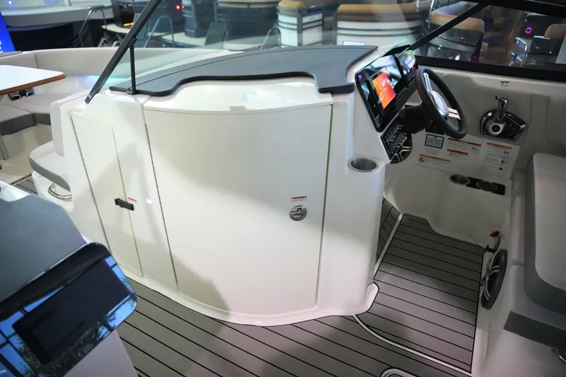Slide: The Image of Sea Ray SDX 270 2026 - 28
