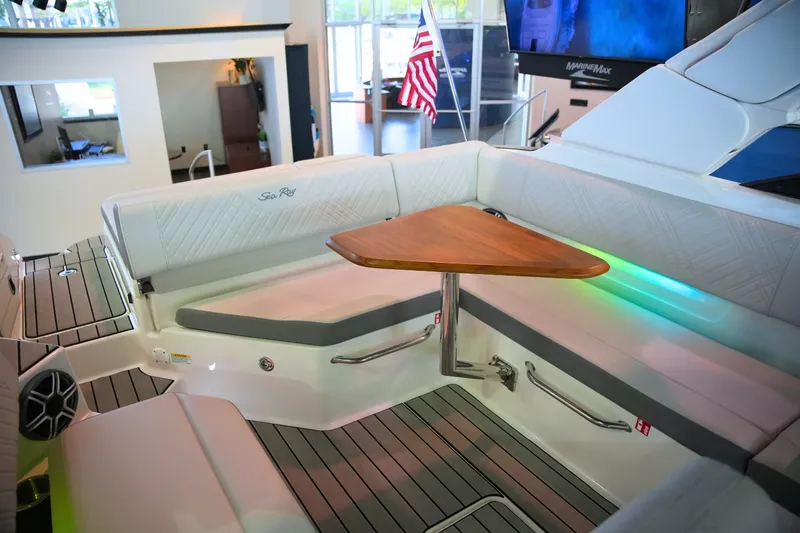 Slide: The Image of Sea Ray SDX 270 2026 - 9