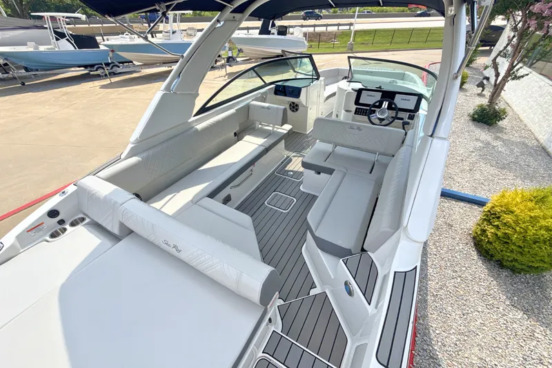 Slide: The Image of Sea Ray SDX 270 2026 - 8