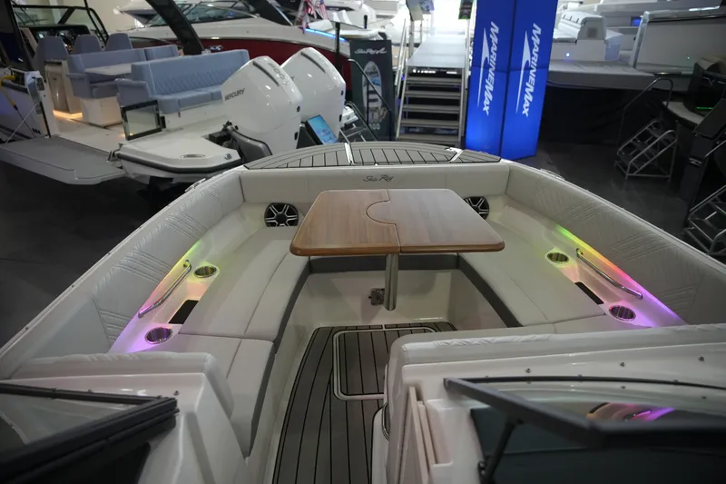 Slide: The Image of Sea Ray SDX 270 2026 - 33