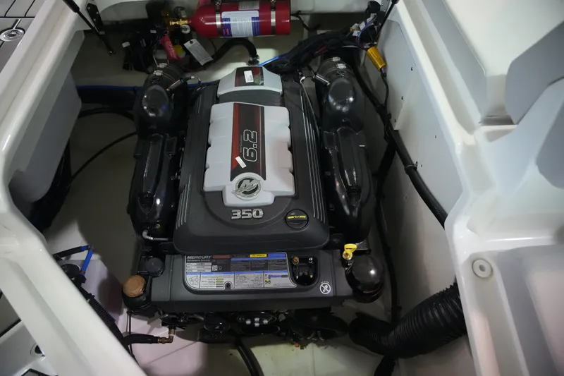 Slide: The Image of Sea Ray SDX 270 2026 - 41