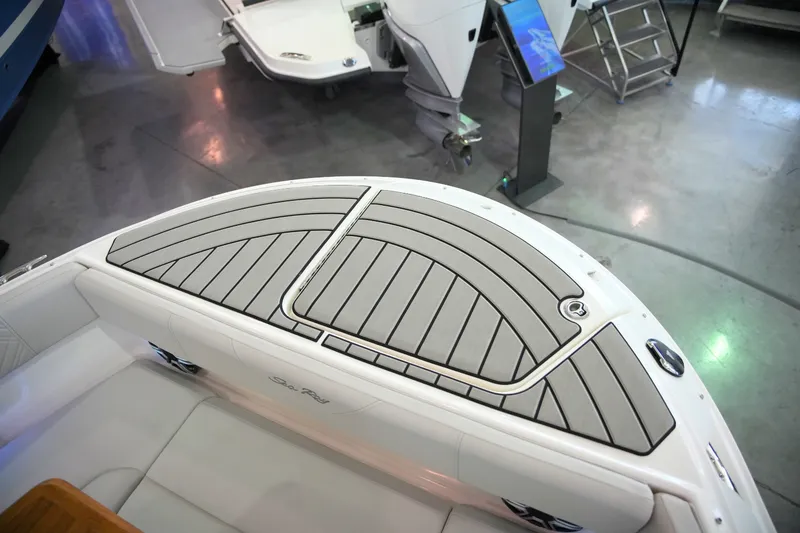 Slide: The Image of Sea Ray SDX 270 2026 - 37