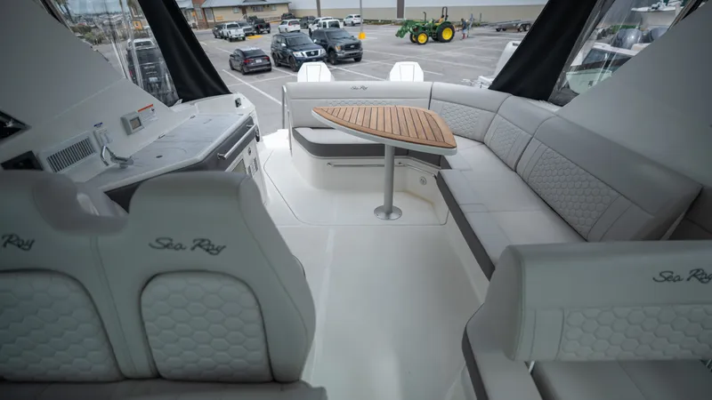 Slide: The Image of Sea Ray Sundancer 320 Outboard 2026 - 28