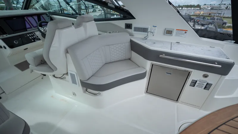 Slide: The Image of Sea Ray Sundancer 320 Outboard 2026 - 29