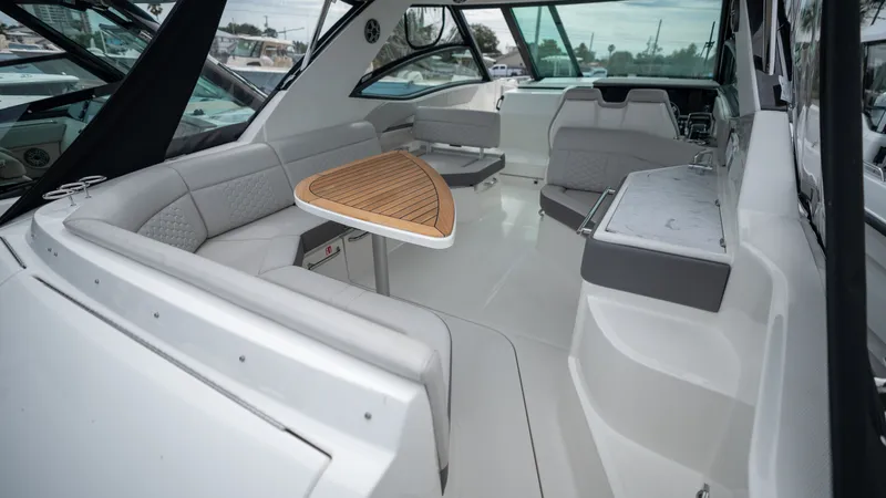 Slide: The Image of Sea Ray Sundancer 320 Outboard 2026 - 33