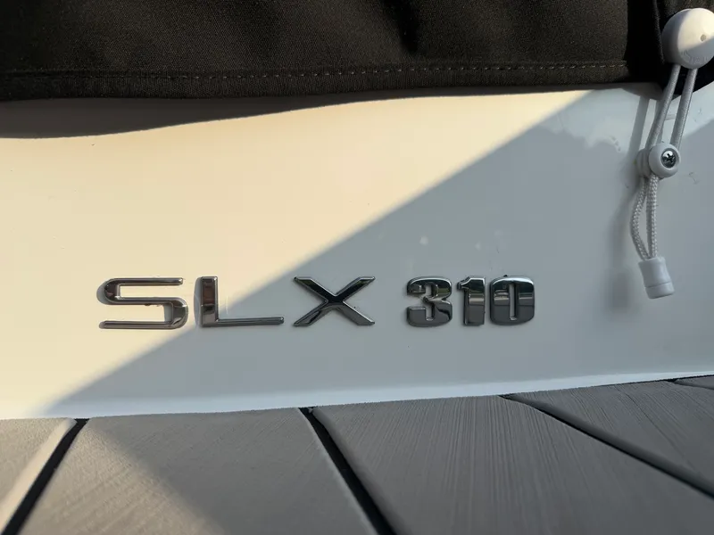 Slide: The Image of Sea Ray SLX 310 2026 - 16