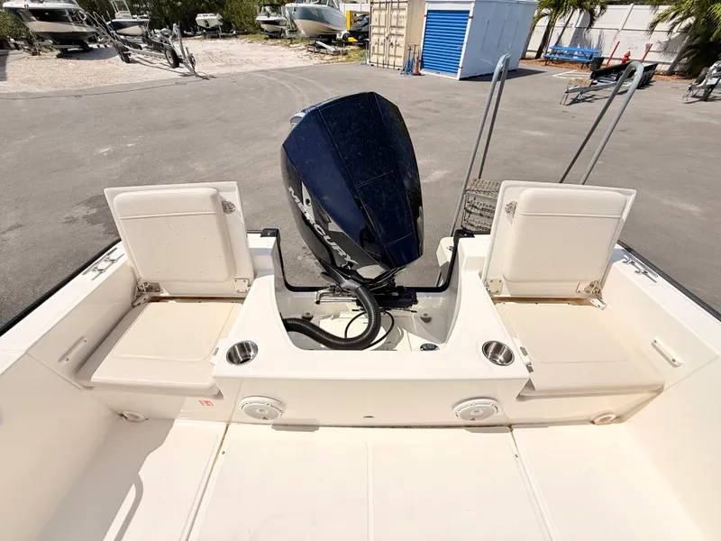 Slide: The Image of Boston Whaler 210 Montauk 2026 - 15