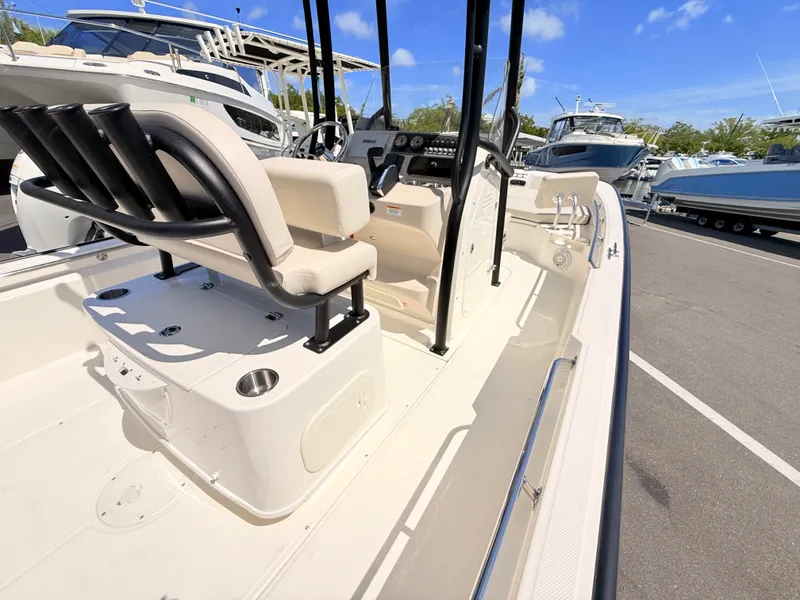 Slide: The Image of Boston Whaler 210 Montauk 2026 - 25