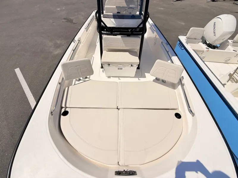 Slide: The Image of Boston Whaler 210 Montauk 2026 - 32