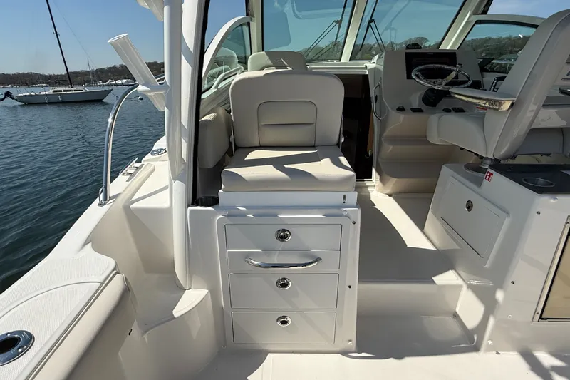 Slide: The Image of Boston Whaler 285 Conquest 2026 - 15
