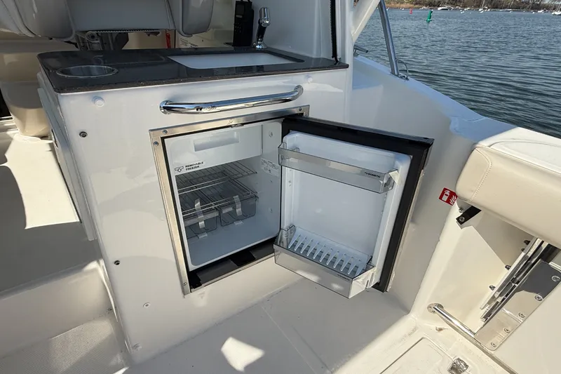 Slide: The Image of Boston Whaler 285 Conquest 2026 - 20