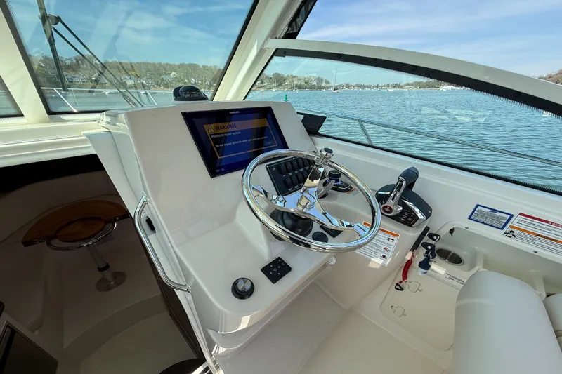 Slide: The Image of Boston Whaler 285 Conquest 2026 - 23
