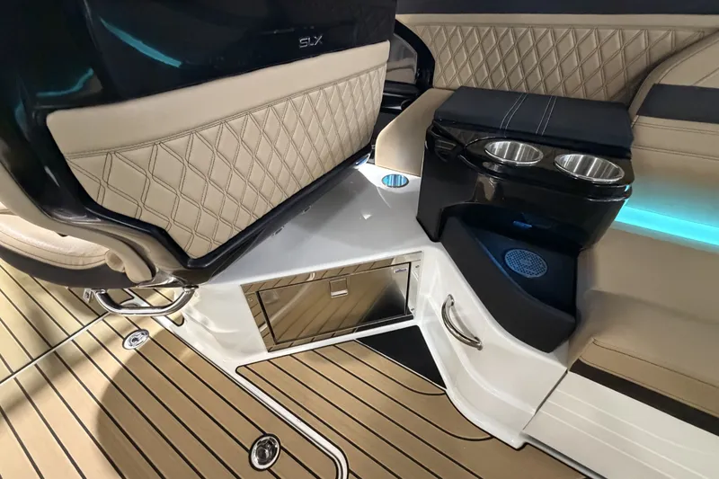 Slide: The Image of Sea Ray SLX 280 Outboard 2026 - 15