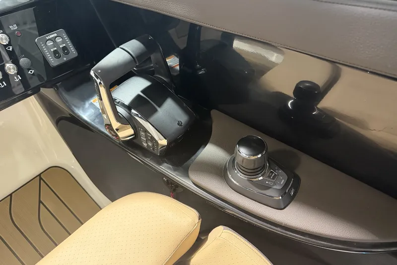 Slide: The Image of Sea Ray SLX 280 Outboard 2026 - 18
