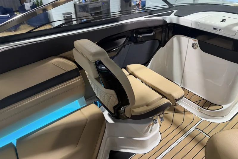Slide: The Image of Sea Ray SLX 280 Outboard 2026 - 21