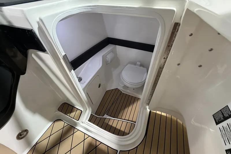 Slide: The Image of Sea Ray SLX 280 Outboard 2026 - 22