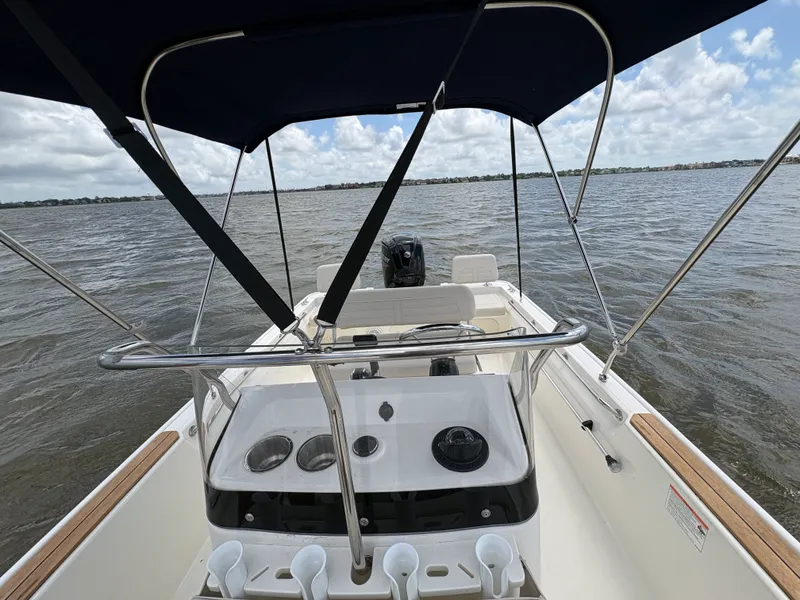 Slide: The Image of Boston Whaler 170 Montauk 2026 - 17