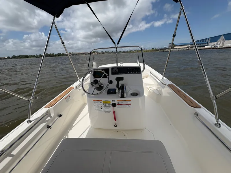 Slide: The Image of Boston Whaler 170 Montauk 2026 - 18