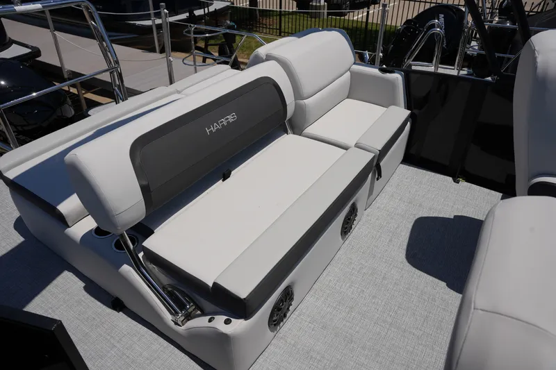 Slide: The Image of Harris Cruiser 210 2026 - 11