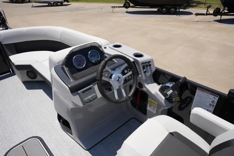 Slide: The Image of Harris Cruiser 210 2026 - 16