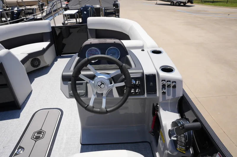Slide: The Image of Harris Cruiser 210 2026 - 17