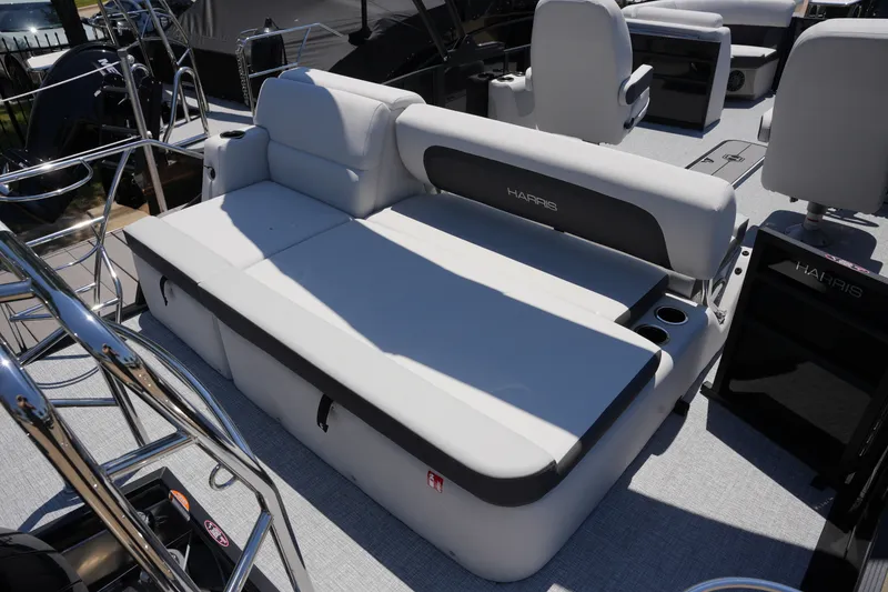 Slide: The Image of Harris Cruiser 210 2026 - 8