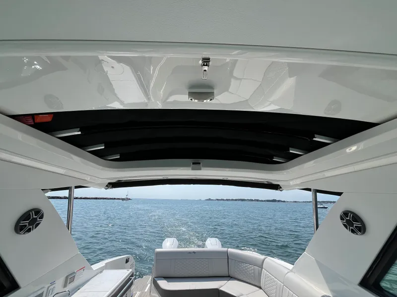 Slide: The Image of Sea Ray Sundancer 320 Outboard 2026 - 33