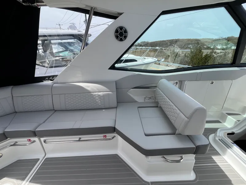 Slide: The Image of Sea Ray Sundancer 320 Outboard 2026 - 11