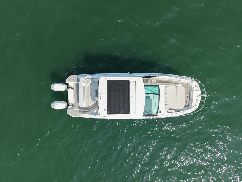 Slide: The Image of Sea Ray Sundancer 320 Outboard 2026 - 34