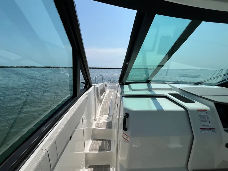 Slide: The Image of Sea Ray Sundancer 320 Outboard 2026 - 21