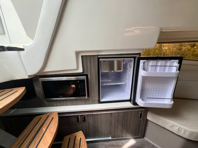 Slide: The Image of Sea Ray Sundancer 320 Outboard 2026 - 21