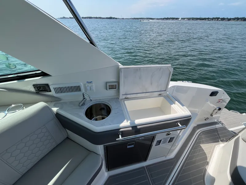 Slide: The Image of Sea Ray Sundancer 320 Outboard 2026 - 15