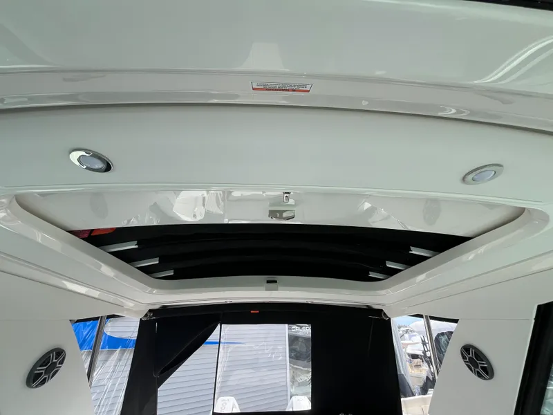 Slide: The Image of Sea Ray Sundancer 320 Outboard 2026 - 29