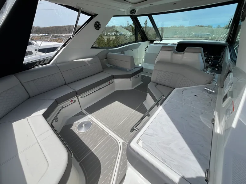 Slide: The Image of Sea Ray Sundancer 320 Outboard 2026 - 4