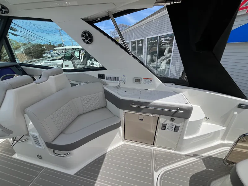 Slide: The Image of Sea Ray Sundancer 320 Outboard 2026 - 5