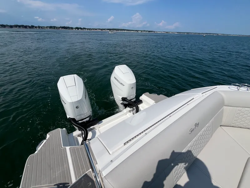 Slide: The Image of Sea Ray Sundancer 320 Outboard 2026 - 11