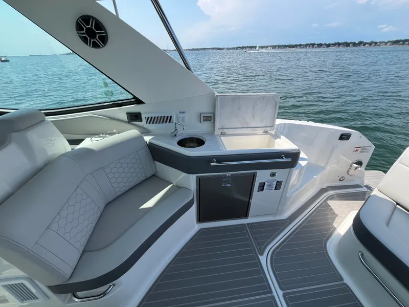 Slide: The Image of Sea Ray Sundancer 320 Outboard 2026 - 14