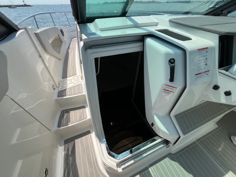 Slide: The Image of Sea Ray Sundancer 320 Outboard 2026 - 22