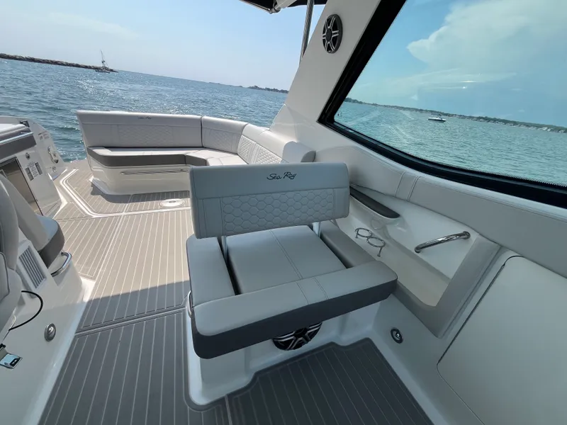 Slide: The Image of Sea Ray Sundancer 320 Outboard 2026 - 17