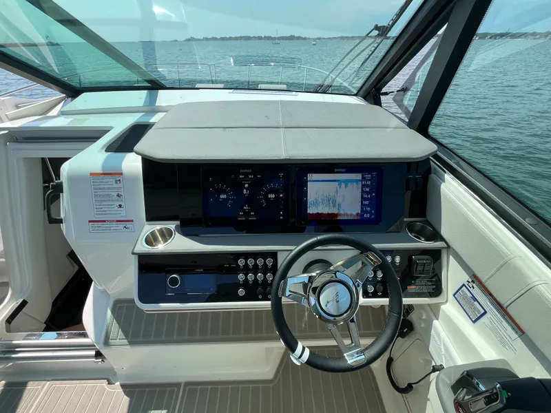 Slide: The Image of Sea Ray Sundancer 320 Outboard 2026 - 19