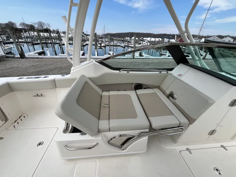 Slide: The Image of Boston Whaler 240 Vantage 2026 - 10