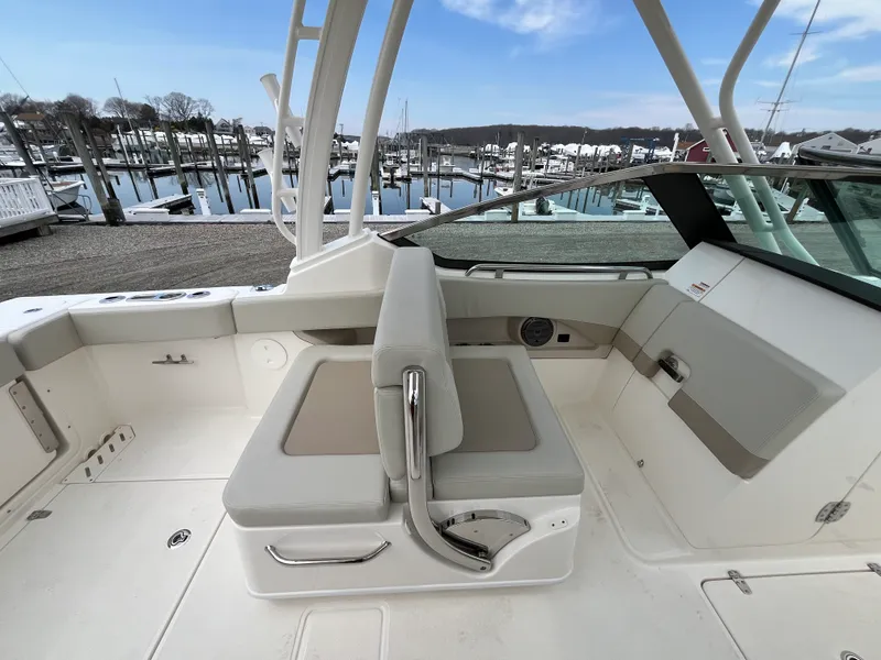 Slide: The Image of Boston Whaler 240 Vantage 2026 - 11